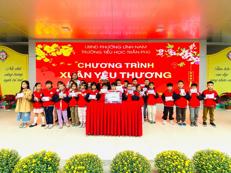 XUÂN YÊU THƯƠNG, TẾT SẺ CHIA - HOẠT ĐỘNG Ý NGHĨA CỦA THẦY TRÒ TRƯỜNG TIỂU HỌC TRẦN PHÚ- Ảnh 9.