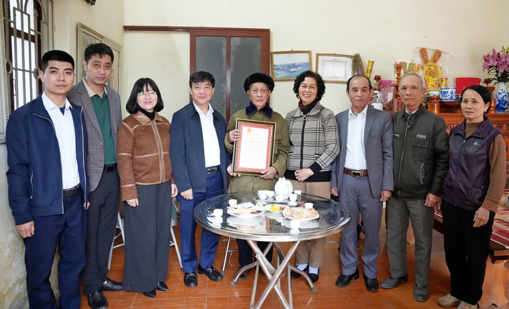 LÃNH ĐẠO PHƯỜNG SƠN TÂY THĂM, CHÚC TẾT CÁC ĐỐI TƯỢNG CHÍNH SÁCH, NGƯỜI CAO TUỔI NHÂN DỊP XUÂN BÍNH NGỌ 2026- Ảnh 1.