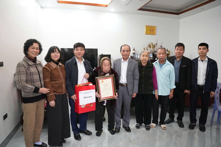 LÃNH ĐẠO PHƯỜNG SƠN TÂY THĂM, CHÚC TẾT CÁC ĐỐI TƯỢNG CHÍNH SÁCH, NGƯỜI CAO TUỔI NHÂN DỊP XUÂN BÍNH NGỌ 2026- Ảnh 2.