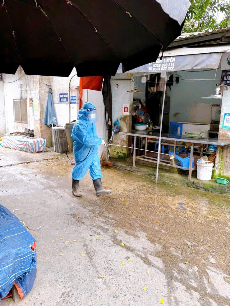 Phường Thanh Liệt ra quân phun khử trùng, tiêu độc môi trường tại các khu vực chợ dân sinh- Ảnh 3.
