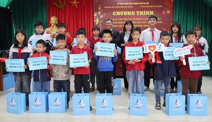 Ấm áp tết sẻ chia: Hành trình mang Xuân đến với trẻ em có hoàn cảnh khó khăn- Ảnh 2.