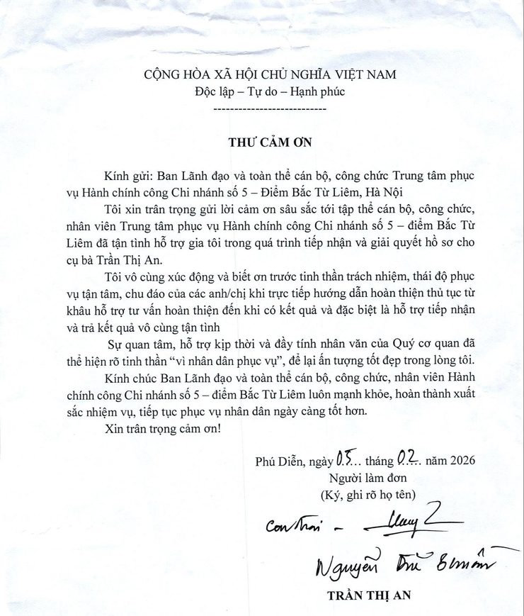 Trao trả kết quả thủ tục hành chính tại nhà cho cụ bà 98 tuổi: Hoạt động nhân văn từ Chi nhánh số 5- Ảnh 4.