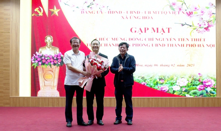 ĐẢNG ỦY – HĐND – UBND XÃ ỨNG HÒA TỔ CHỨC GẶP MẶT, CHÚC MỪNG ĐỒNG CHÍ NGUYỄN TIẾN THIẾT- Ảnh 1.