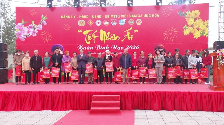 ỨNG HÒA: HƠN 800 HỘ ĐƯỢC NHẬN QUÀ TẠI CHƯƠNG TRÌNH "TẾT NHÂN ÁI" XUÂN BÍNH NGỌ 2026.- Ảnh 4.