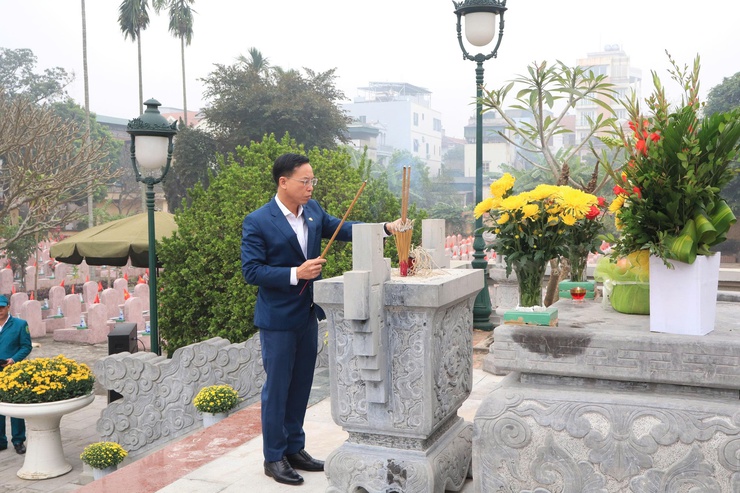 Phường Long Biên tổ chức viếng nghĩa trang Liệt sĩ Kim Sơn, Yên Viên nhân dịp Tết nguyên đán Bính Ngọ 2026- Ảnh 3.