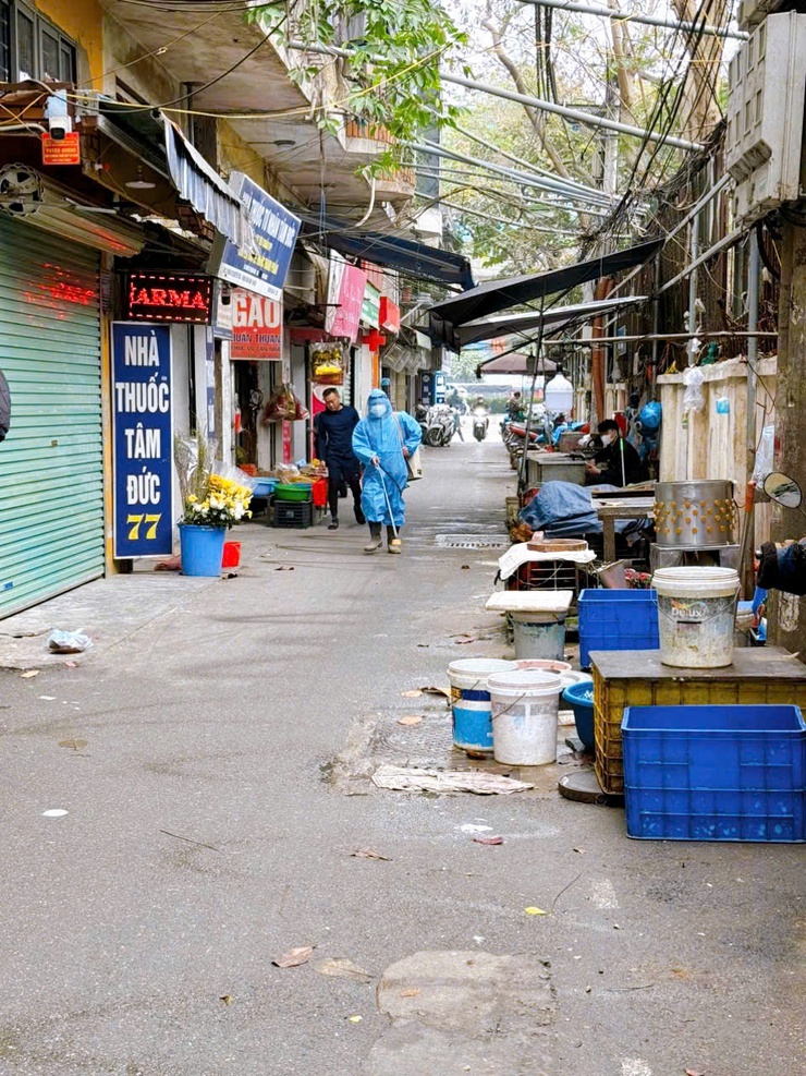 Phường Thanh Liệt ra quân phun khử trùng, tiêu độc môi trường tại các khu vực chợ dân sinh- Ảnh 1.