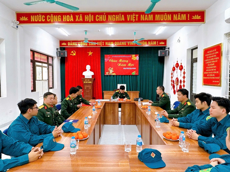 Bộ Tư lệnh Thủ đô Hà Nội thăm, làm việc và chúc Tết Ban Chỉ huy Quân sự phường Thanh Liệt- Ảnh 1.