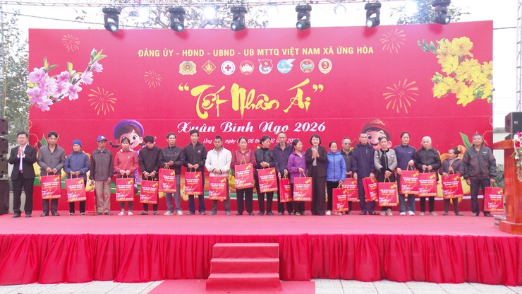 ỨNG HÒA: HƠN 800 HỘ ĐƯỢC NHẬN QUÀ TẠI CHƯƠNG TRÌNH "TẾT NHÂN ÁI" XUÂN BÍNH NGỌ 2026.- Ảnh 10.