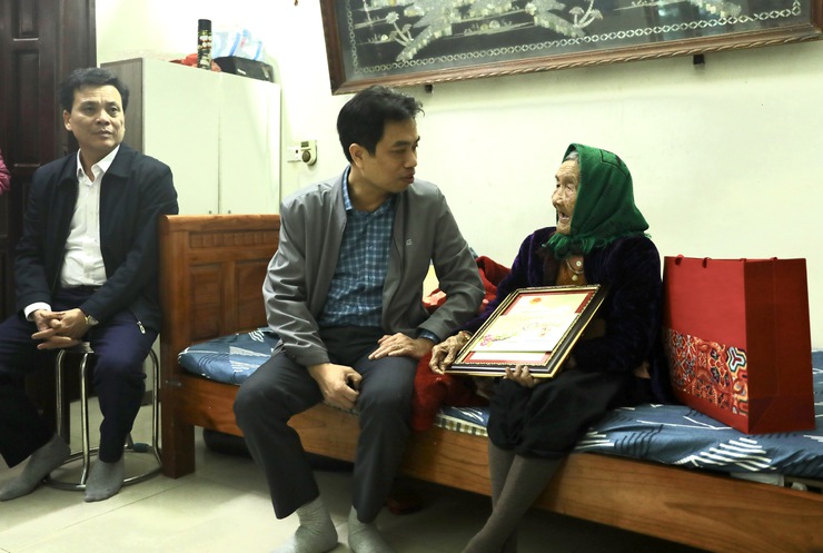 Xã Sơn Đồng thăm hỏi, chúc Tết Bính Ngọ năm 2026 người cao tuổi, người có công với cách mạng tiêu biểu- Ảnh 10.