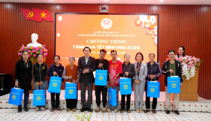 Đoàn Đại biểu Quốc hội TP Hà Nội tặng quà tết tại các xã, phường: Sơn Tây, Tùng Thiện, Đoài Phương- Ảnh 1.