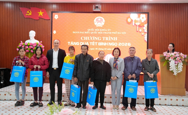 Đoàn Đại biểu Quốc hội TP Hà Nội tặng quà tết tại các xã, phường: Sơn Tây, Tùng Thiện, Đoài Phương- Ảnh 2.