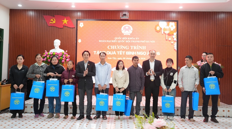 Đoàn Đại biểu Quốc hội TP Hà Nội tặng quà tết tại các xã, phường: Sơn Tây, Tùng Thiện, Đoài Phương- Ảnh 3.