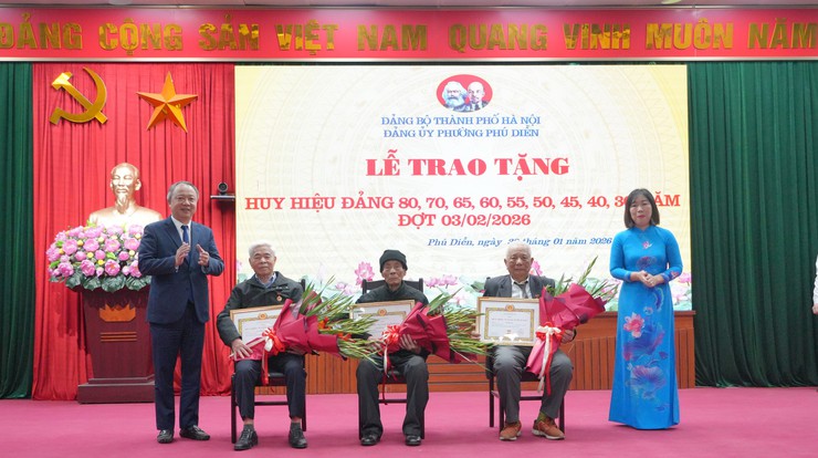 Phường Phú Diễn trao tặng Huy Hiệu Đảng cho các Đảng viên đợt 3/2/2026- Ảnh 5.