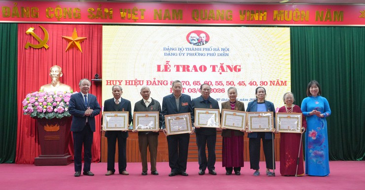 Phường Phú Diễn trao tặng Huy Hiệu Đảng cho các Đảng viên đợt 3/2/2026- Ảnh 2.