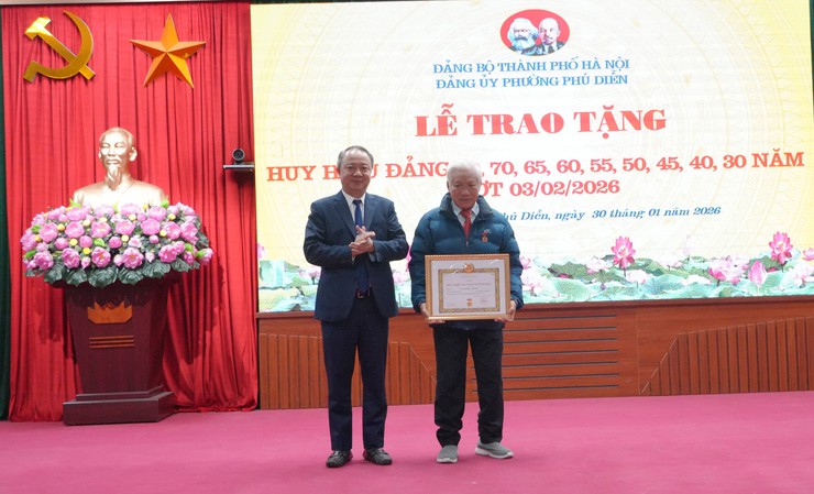 Phường Phú Diễn trao tặng Huy Hiệu Đảng cho các Đảng viên đợt 3/2/2026- Ảnh 6.