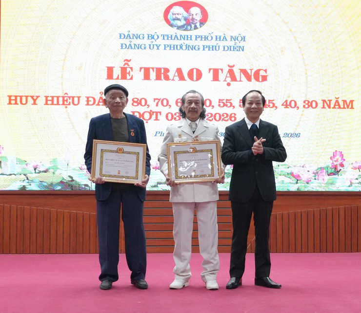 Phường Phú Diễn trao tặng Huy Hiệu Đảng cho các Đảng viên đợt 3/2/2026- Ảnh 7.