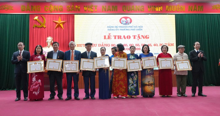 Phường Phú Diễn trao tặng Huy Hiệu Đảng cho các Đảng viên đợt 3/2/2026- Ảnh 8.