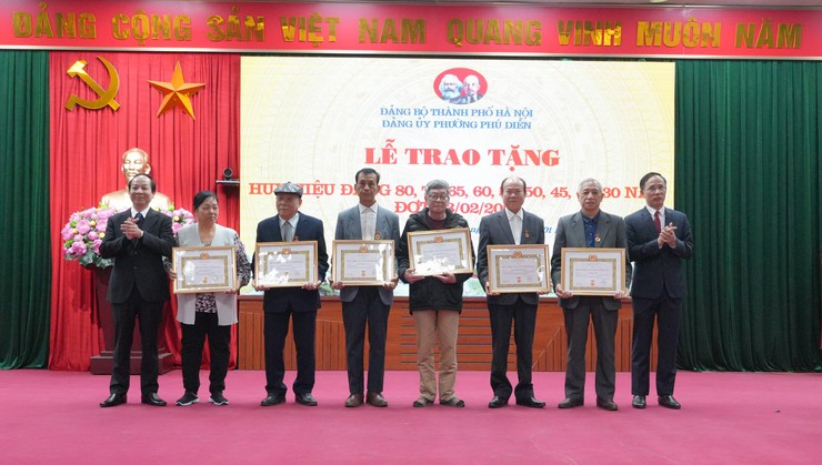 Phường Phú Diễn trao tặng Huy Hiệu Đảng cho các Đảng viên đợt 3/2/2026- Ảnh 9.