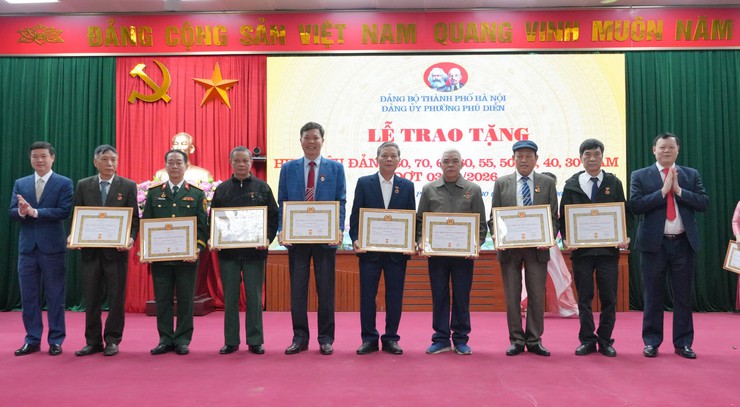 Phường Phú Diễn trao tặng Huy Hiệu Đảng cho các Đảng viên đợt 3/2/2026- Ảnh 4.