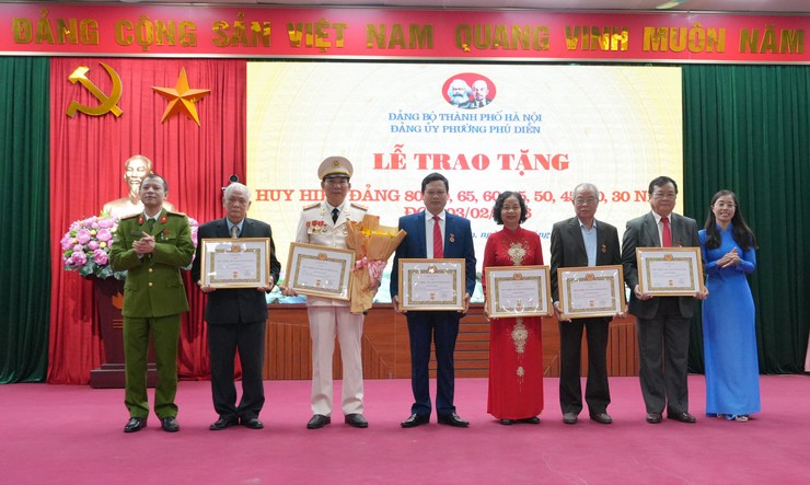 Phường Phú Diễn trao tặng Huy Hiệu Đảng cho các Đảng viên đợt 3/2/2026- Ảnh 3.