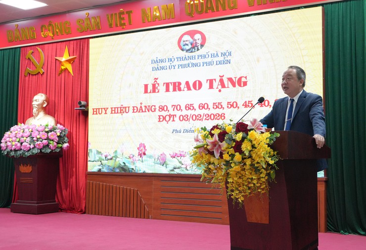 Phường Phú Diễn trao tặng Huy Hiệu Đảng cho các Đảng viên đợt 3/2/2026- Ảnh 1.