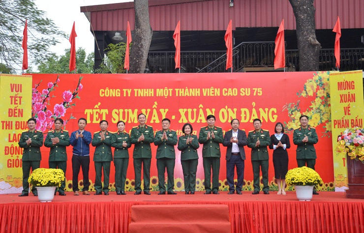 Chương trình Tết sum vầy – Xuân ơn Đảng: Gắn kết nghĩa tình Nhà máy Z175 và phường Tùng Thiện- Ảnh 1.