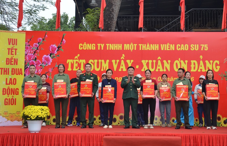 Chương trình Tết sum vầy – Xuân ơn Đảng: Gắn kết nghĩa tình Nhà máy Z175 và phường Tùng Thiện- Ảnh 4.