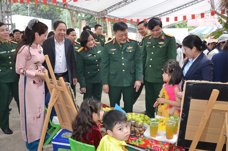 Chương trình Tết sum vầy – Xuân ơn Đảng: Gắn kết nghĩa tình Nhà máy Z175 và phường Tùng Thiện- Ảnh 2.