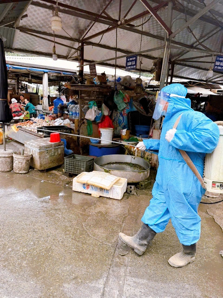 Phường Thanh Liệt ra quân phun khử trùng, tiêu độc môi trường tại các khu vực chợ dân sinh- Ảnh 1.