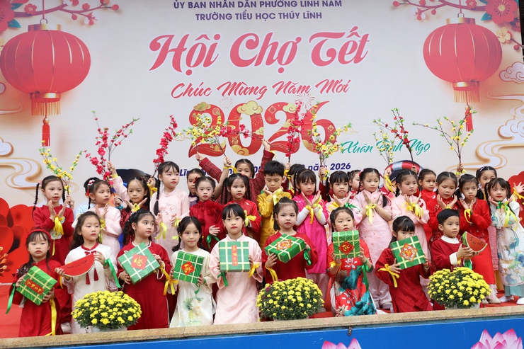 RỰC RỠ SẮC XUÂN TRONG HỘI CHỢ TẾT 2026 TẠI TRƯỜNG TIỂU HỌC THÚY LĨNH- Ảnh 8.