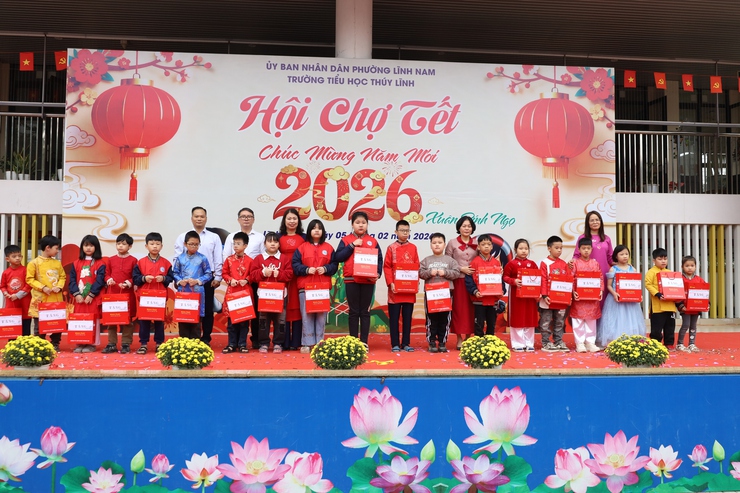 RỰC RỠ SẮC XUÂN TRONG HỘI CHỢ TẾT 2026 TẠI TRƯỜNG TIỂU HỌC THÚY LĨNH- Ảnh 2.