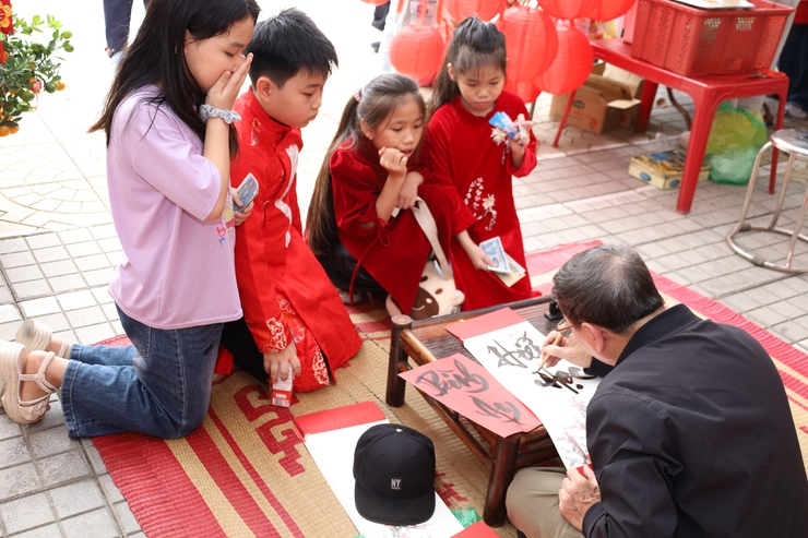 RỰC RỠ SẮC XUÂN TRONG HỘI CHỢ TẾT 2026 TẠI TRƯỜNG TIỂU HỌC THÚY LĨNH- Ảnh 12.