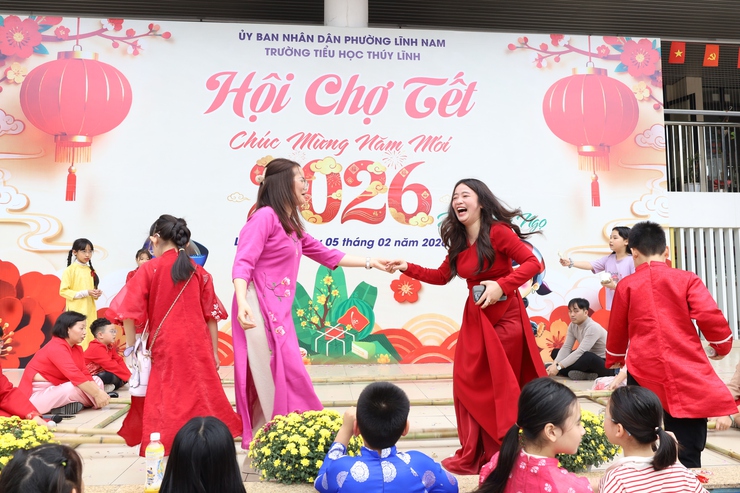 RỰC RỠ SẮC XUÂN TRONG HỘI CHỢ TẾT 2026 TẠI TRƯỜNG TIỂU HỌC THÚY LĨNH- Ảnh 13.