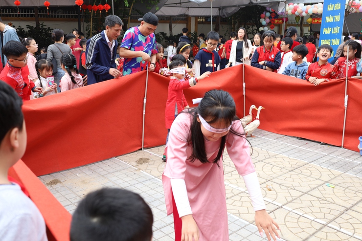 RỰC RỠ SẮC XUÂN TRONG HỘI CHỢ TẾT 2026 TẠI TRƯỜNG TIỂU HỌC THÚY LĨNH- Ảnh 14.