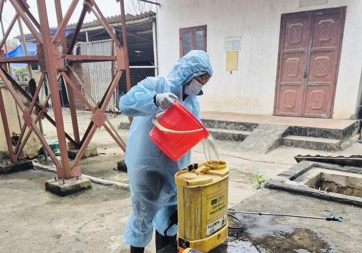 Trung tâm Dịch vụ tổng hợp xã triển khai phun thuốc sát trùng tại các hộ, trang trại chăn nuôi khu vực Vân Phúc, Nam Hà, Võng Xuyên- Ảnh 3.