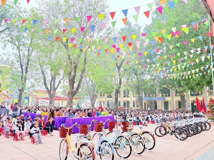 Trường TH Phụng Thượng tổ chức chương trình "Xuân Yêu Thương" – Trao tặng xe đạp cho học sinh có hoàn cảnh khó khăn- Ảnh 4.