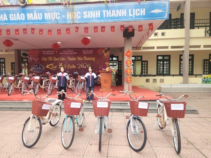 Trường TH Phụng Thượng tổ chức chương trình "Xuân Yêu Thương" – Trao tặng xe đạp cho học sinh có hoàn cảnh khó khăn- Ảnh 3.