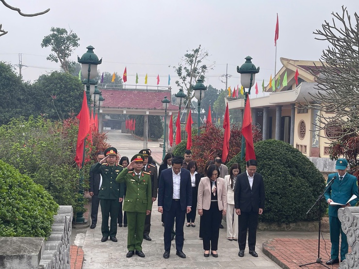 Phường Long Biên tổ chức viếng nghĩa trang Liệt sĩ Kim Sơn, Yên Viên nhân dịp Tết nguyên đán Bính Ngọ 2026- Ảnh 2.