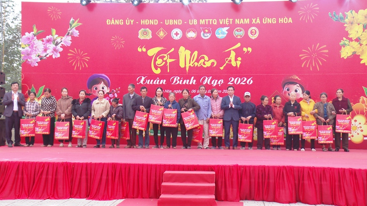 ỨNG HÒA: HƠN 800 HỘ ĐƯỢC NHẬN QUÀ TẠI CHƯƠNG TRÌNH "TẾT NHÂN ÁI" XUÂN BÍNH NGỌ 2026.- Ảnh 8.