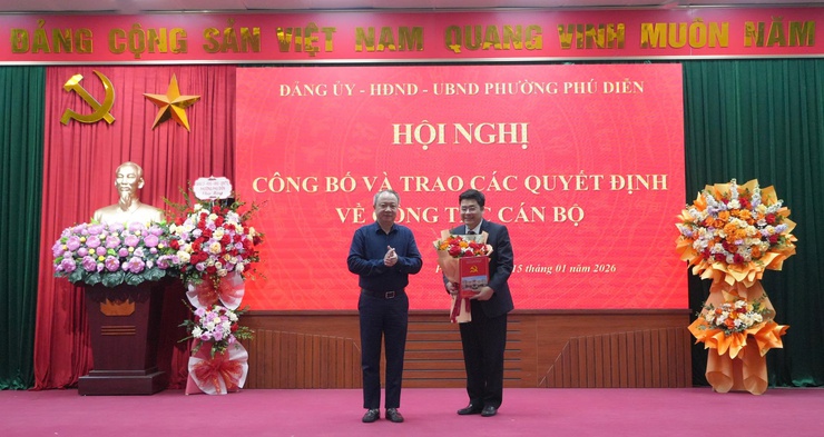 Phường Phú Diễn tổ chức Hội nghị công bố trao các quyết định về công tác cán bộ- Ảnh 1.