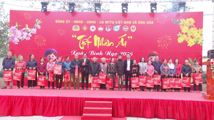 ỨNG HÒA: HƠN 800 HỘ ĐƯỢC NHẬN QUÀ TẠI CHƯƠNG TRÌNH "TẾT NHÂN ÁI" XUÂN BÍNH NGỌ 2026.- Ảnh 9.