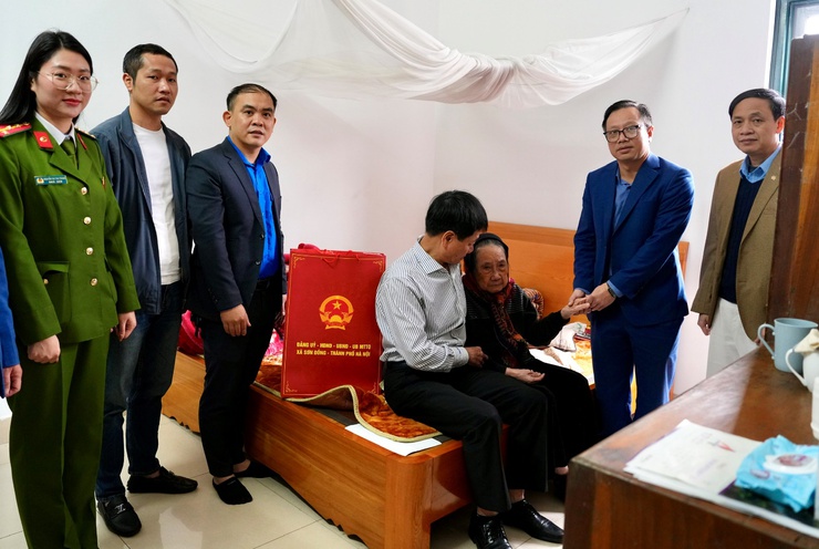 Xã Sơn Đồng thăm hỏi, chúc Tết Bính Ngọ năm 2026 người cao tuổi, người có công với cách mạng tiêu biểu- Ảnh 1.