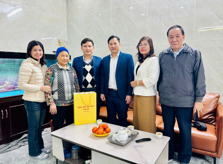 Đồng chí Kiều Duy Tập - UV BTV, Chủ nhiệm UB Kiểm tra thăm, tặng quà đối tượng chính sách và chùa Diên Phúc nhân dịp Tết Nguyên đán Bính Ngọ 2026- Ảnh 2.