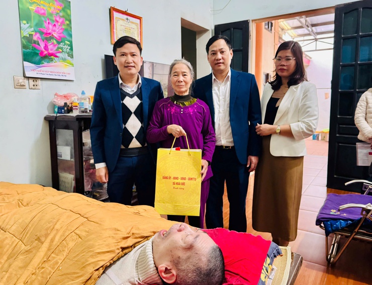 Đồng chí Kiều Duy Tập - UV BTV, Chủ nhiệm UB Kiểm tra thăm, tặng quà đối tượng chính sách và chùa Diên Phúc nhân dịp Tết Nguyên đán Bính Ngọ 2026- Ảnh 3.