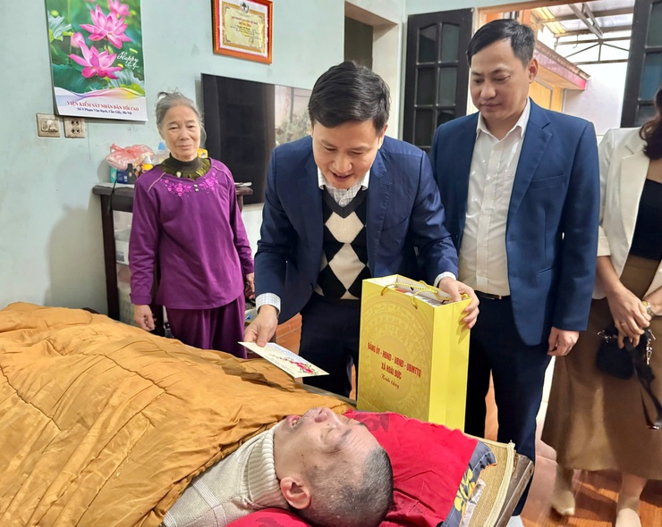 Đồng chí Kiều Duy Tập - UV BTV, Chủ nhiệm UB Kiểm tra thăm, tặng quà đối tượng chính sách và chùa Diên Phúc nhân dịp Tết Nguyên đán Bính Ngọ 2026- Ảnh 4.