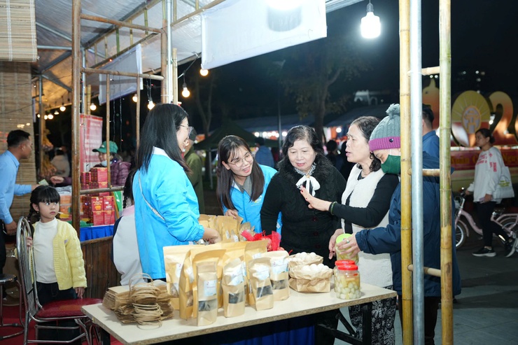 Thuận An khai mạc Hội chợ hoa Xuân 2026- Ảnh 11.