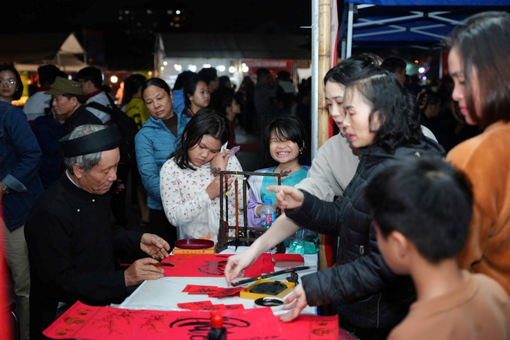 Thuận An khai mạc Hội chợ hoa Xuân 2026- Ảnh 12.