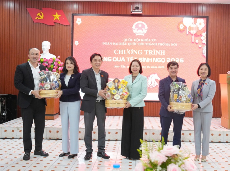 Đoàn đại biểu Quốc hội thành phố Hà Nội tặng quà Tết Bính Ngọ 2026 tại 3 xã, phường: Sơn Tây, Tùng Thiện, Đoài Phương- Ảnh 3.