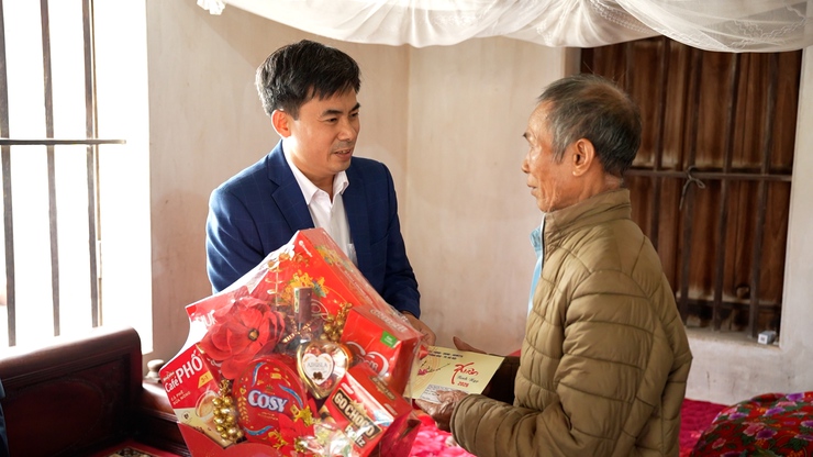 Đồng chí Chủ tịch UBND xã Dương Hoà thăm, chúc Tết người cao tuổi tròn 100 tuổi , trên 100 tuổi và gia đình chính sách trên địa bàn xã- Ảnh 2.