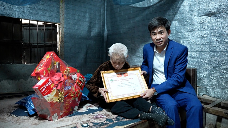 Đồng chí Chủ tịch UBND xã Dương Hoà thăm, chúc Tết người cao tuổi tròn 100 tuổi , trên 100 tuổi và gia đình chính sách trên địa bàn xã- Ảnh 3.